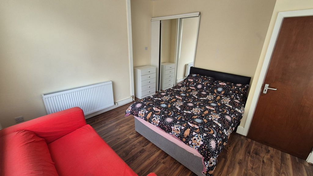 Property photo 1 of 12 Kippax Street