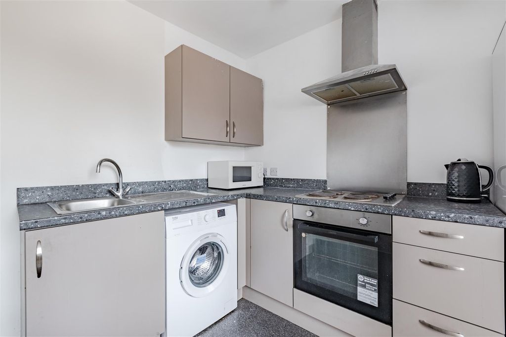 Property photo 3 of 10 Kitchen