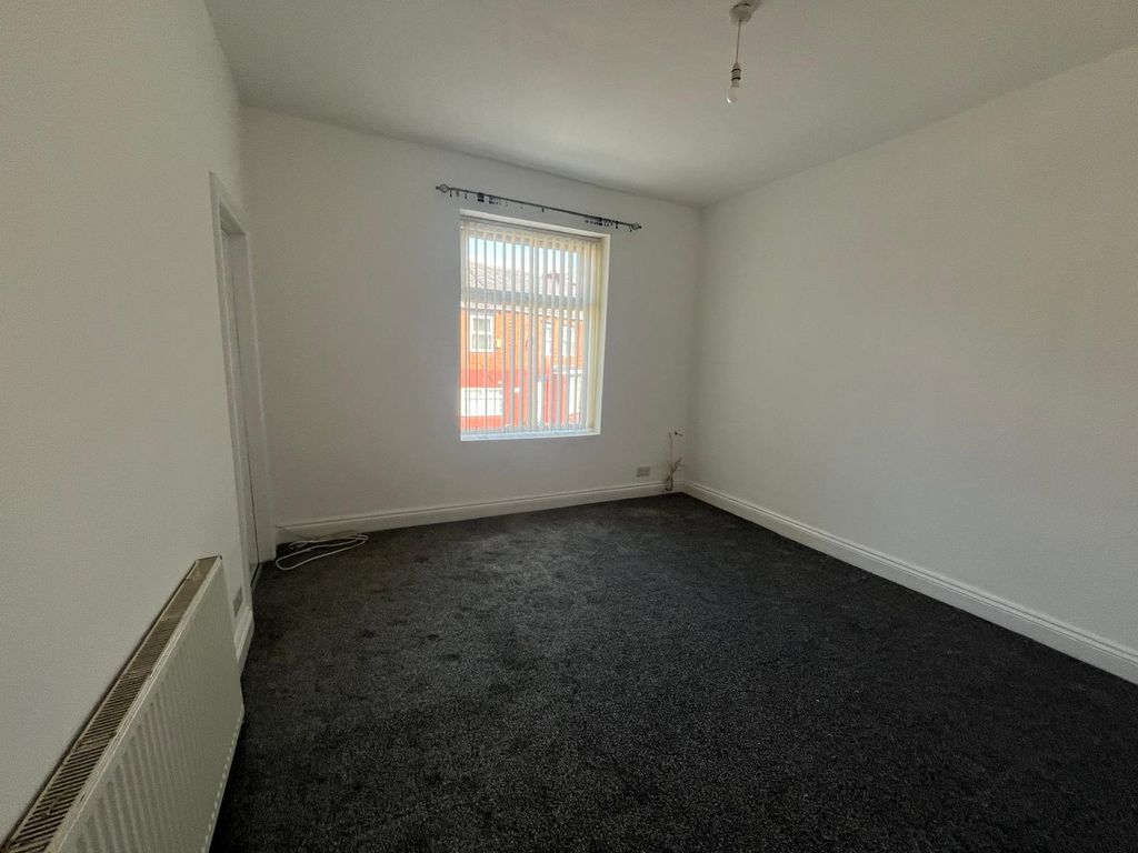 Property photo 3 of 6 Lounge