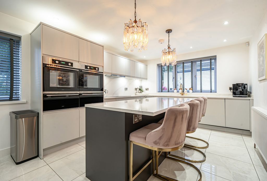 Property photo 2 of 22 1436039-11-69De6E...