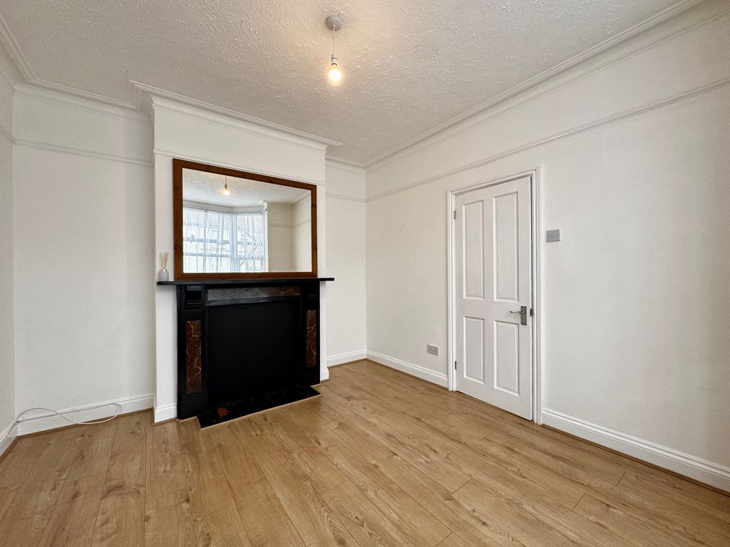 Property photo 3 of 13 Lounge