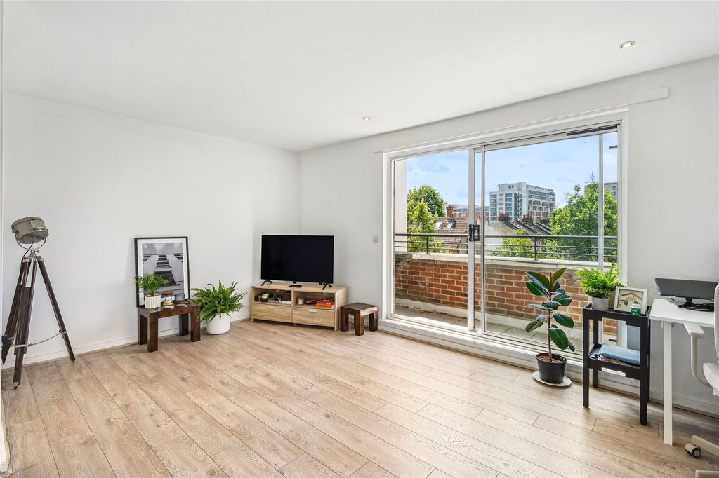 Property photo 1 of 13 40 Mill Pond Close