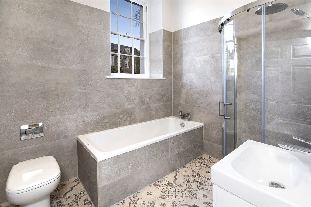 Property photo 3 of 7 Family Bathroom