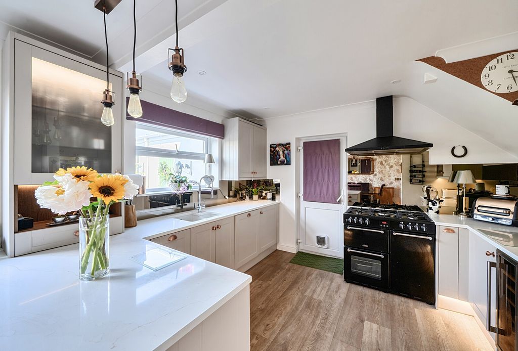 Property photo 2 of 18 1482208-13-6A3954...