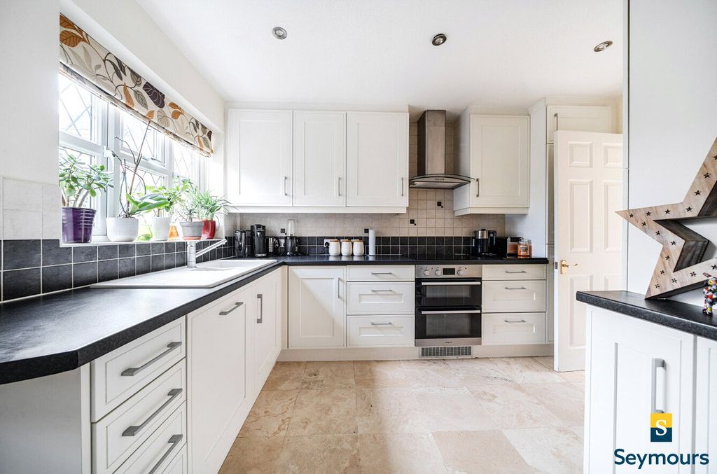 Property photo 2 of 24 Kitchen