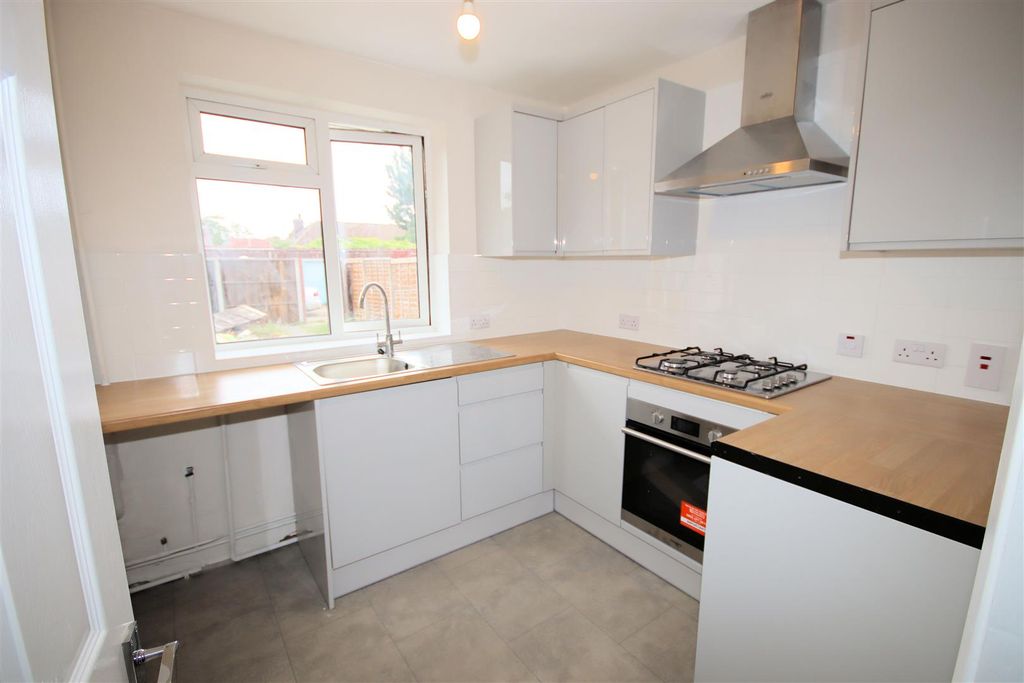 Property photo 2 of 14 Fitted Kitchen