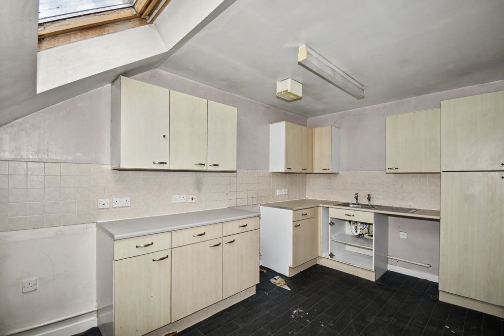 Property photo 2 of 14 Flat 5, Crosthwaite Court, Spink Lane, Pontefract, West Yorkshire, Wf8 1Eb