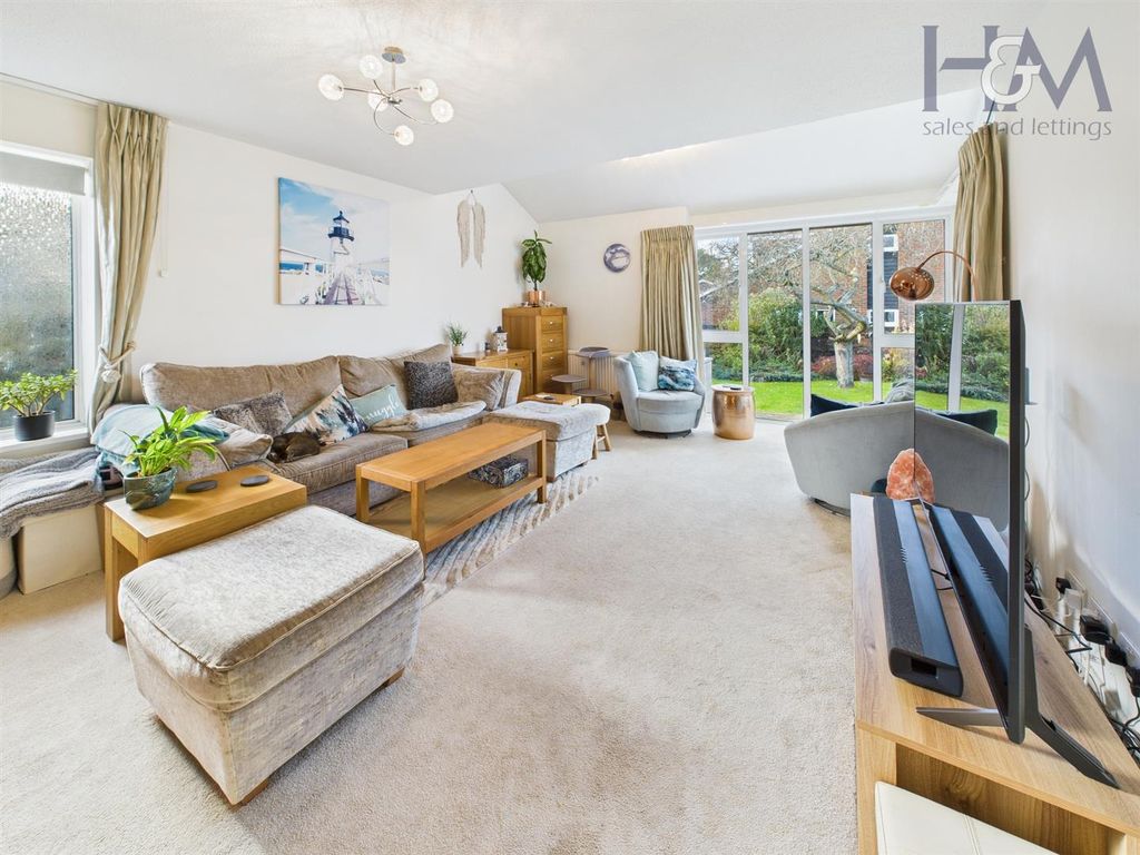 Property photo 2 of 18 Cam05648G0-Pr0016-Still021.Jpg