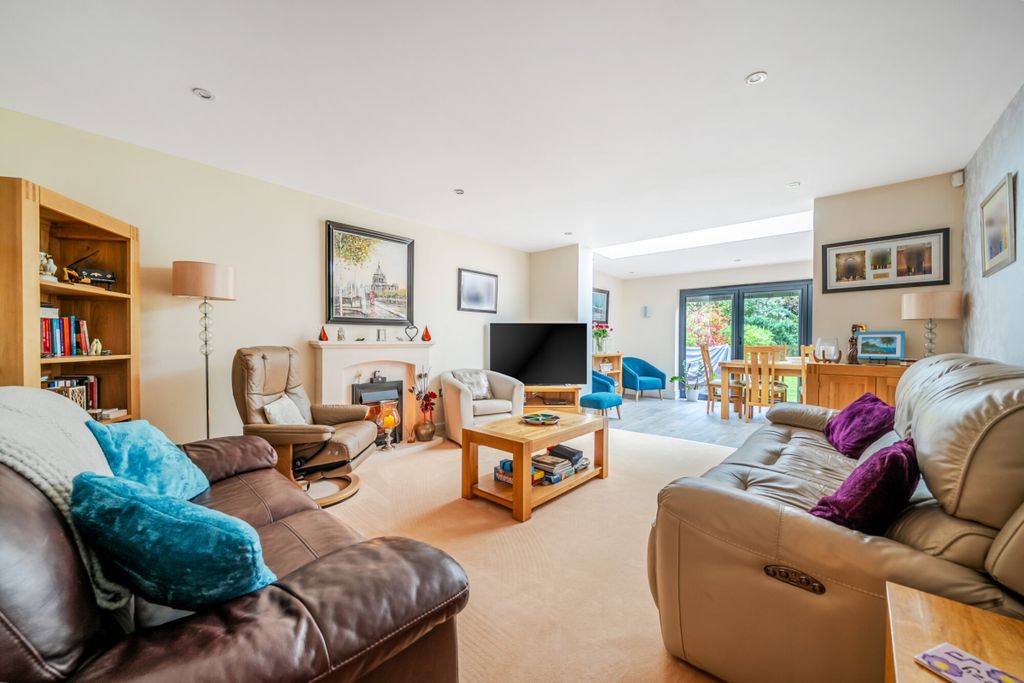 Property photo 3 of 21 Frimley Grove Gar...