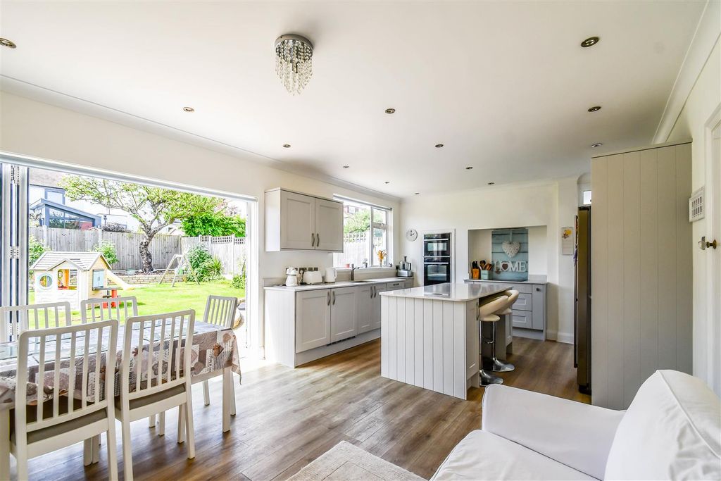 Property photo 2 of 18 Kitchen / Diner