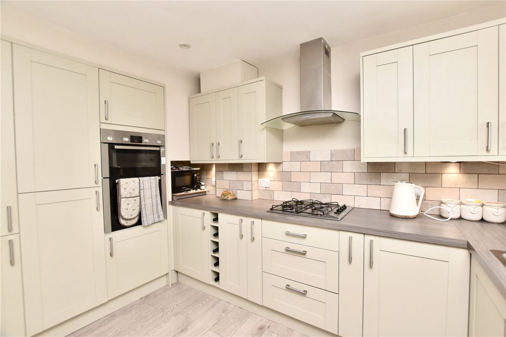 Property photo 2 of 18 Kitchen