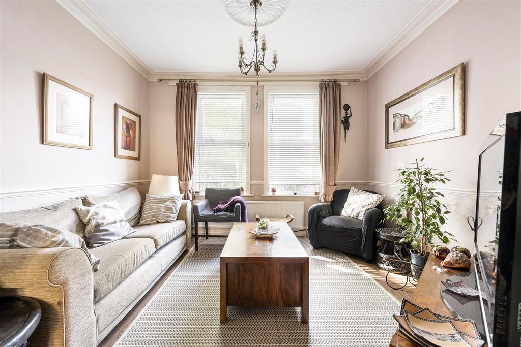 Property photo 2 of 33 Blackhorse Road, E17