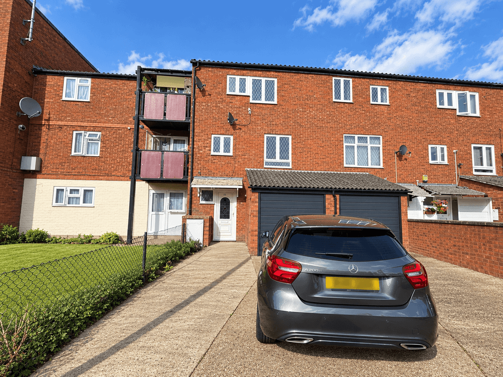 Property photo 2 of 9 Horbart Road Drive Way
