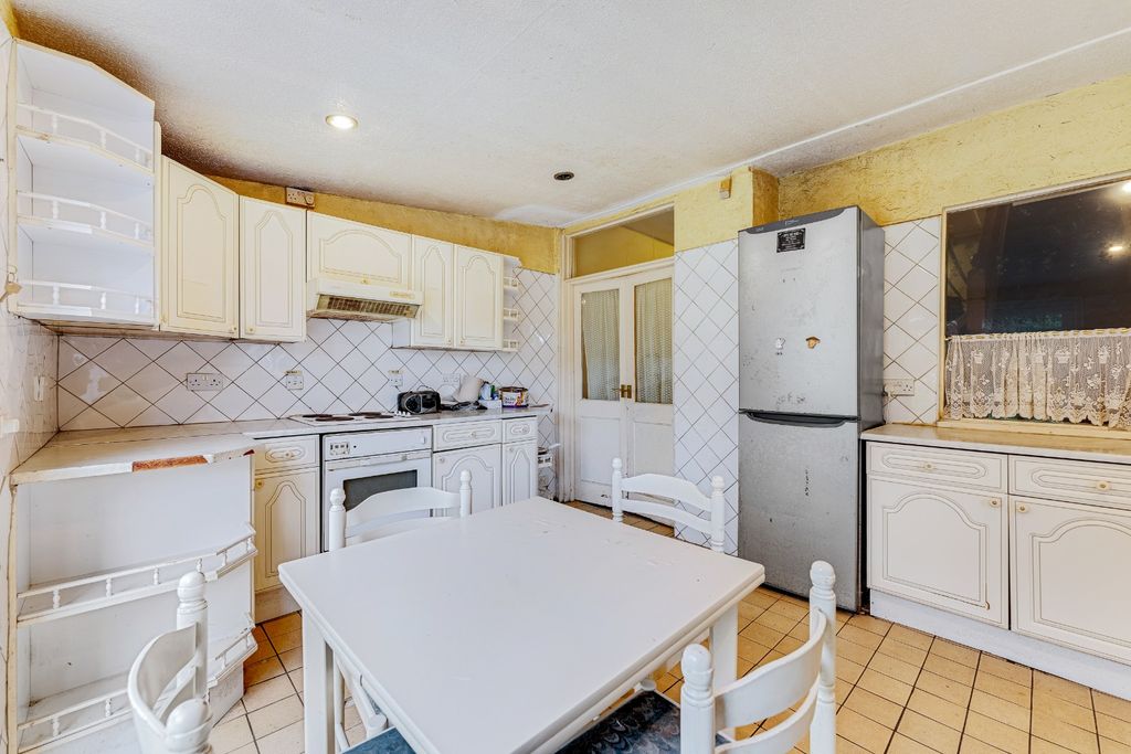 Property photo 3 of 40 4585405