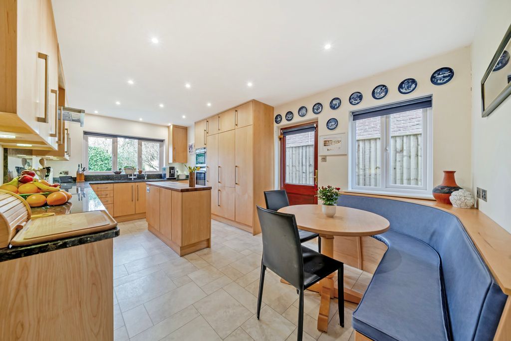 Property photo 3 of 25 Kitchen / Breakfast Room