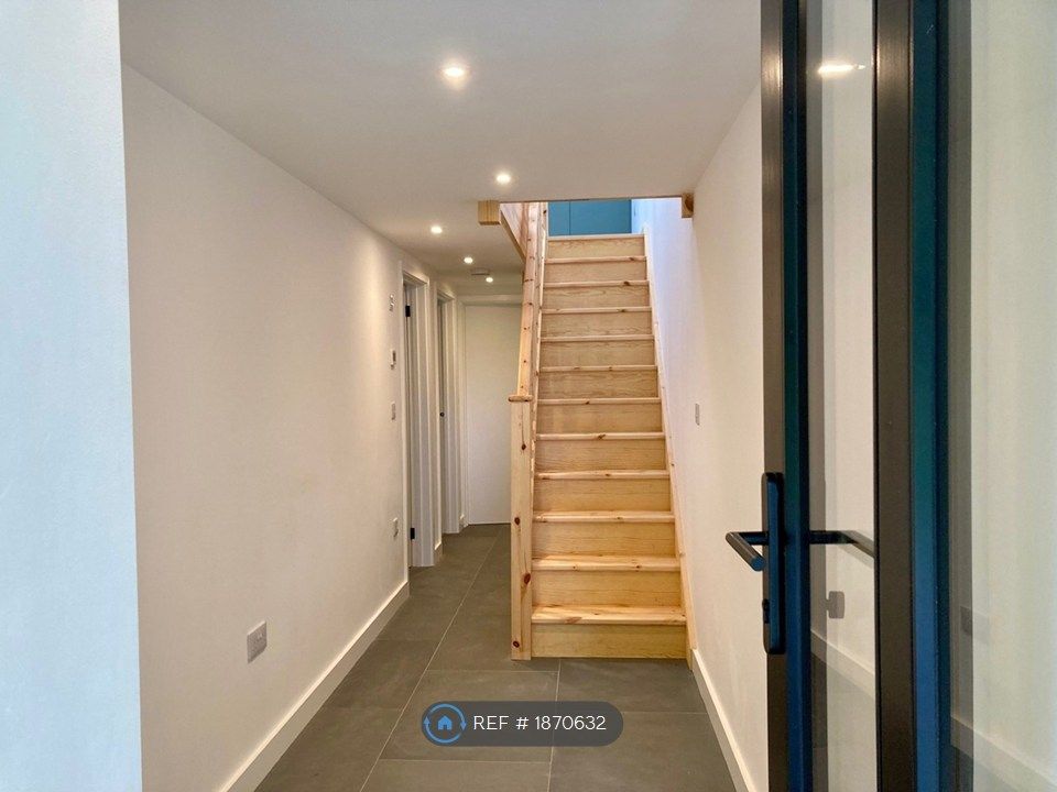 Property photo 3 of 22 Entrance Hall