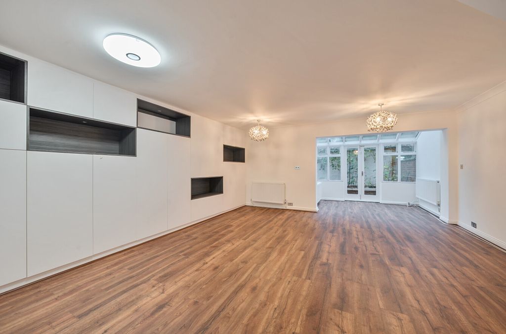 Property photo 1 of 11 1373570-15-6907cd...