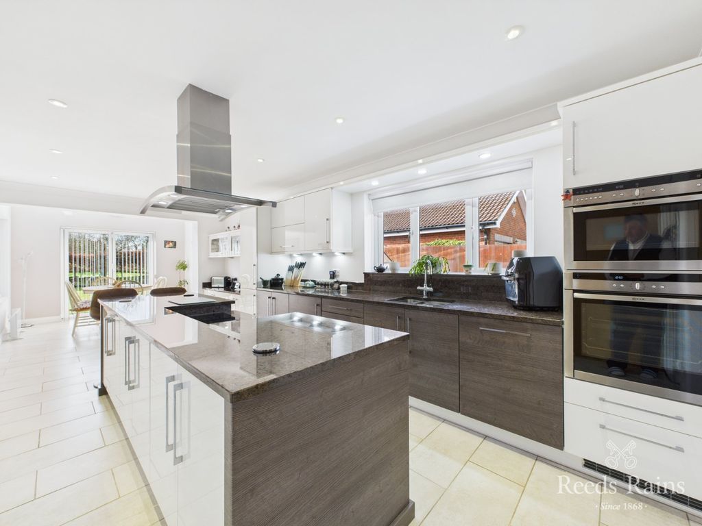 Property photo 3 of 36 Breakfast Kitchen