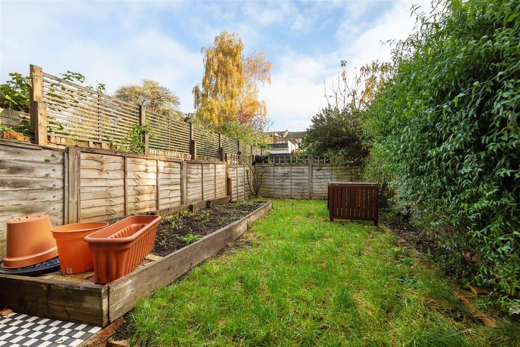 Property photo 2 of 12 Lansdowne Drive, E8