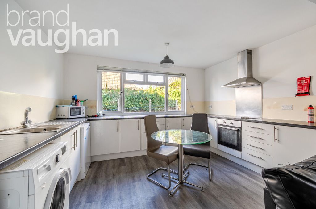 Property photo 1 of 11 Kitchen