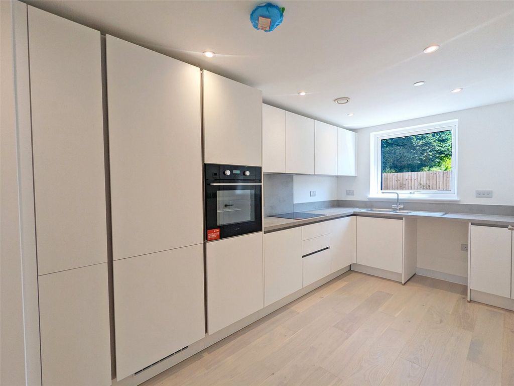 Property photo 3 of 10 Kitchen