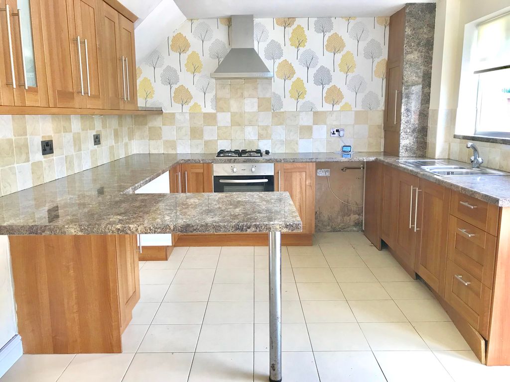 Property photo 3 of 16 Kitchen