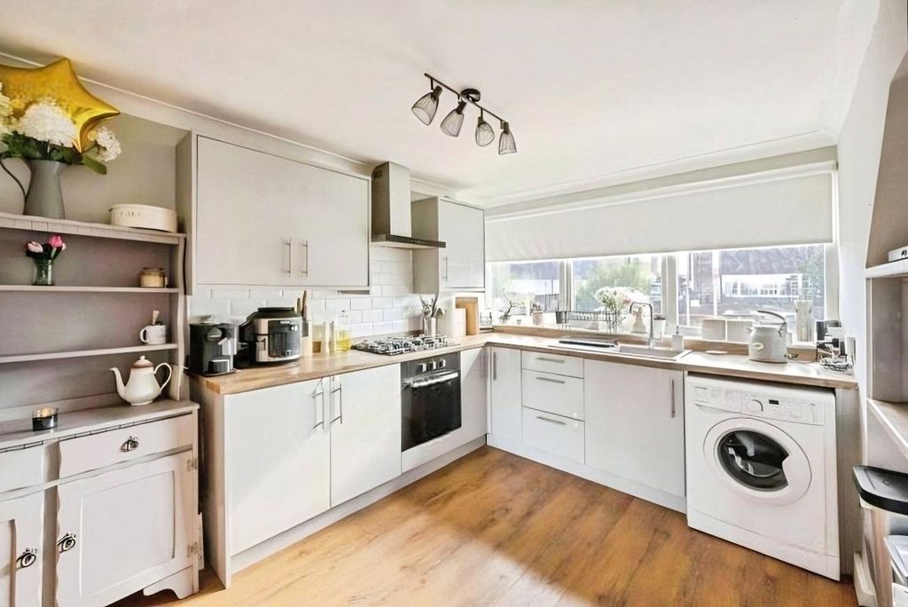 Property photo 3 of 16 Breakfast Kitchen