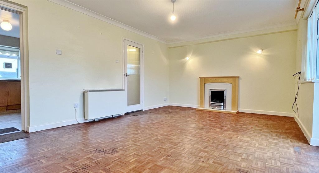 Property photo 3 of 12 Lounge