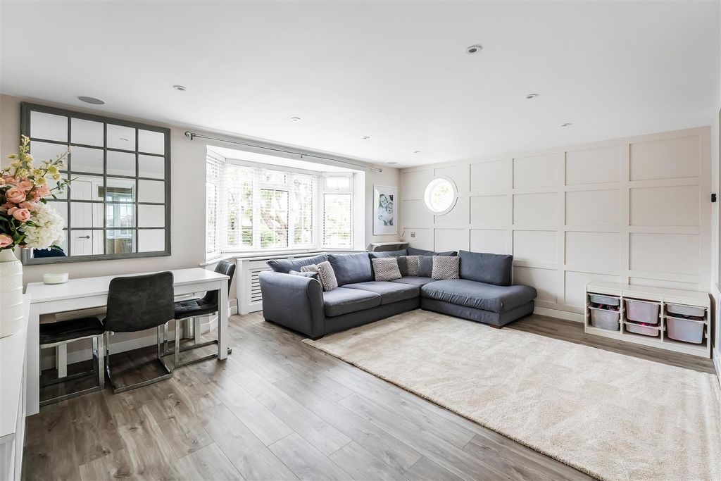 Property photo 2 of 16 15-Yardley-Court-7.Jpg