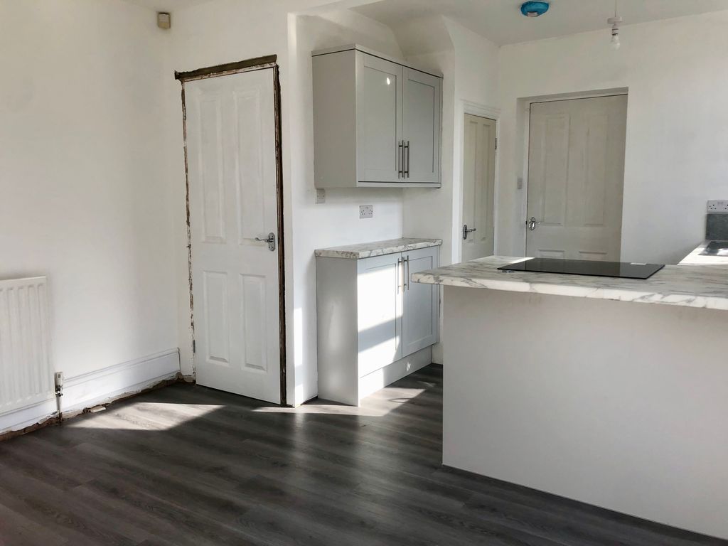 Property photo 2 of 10 Kitchen