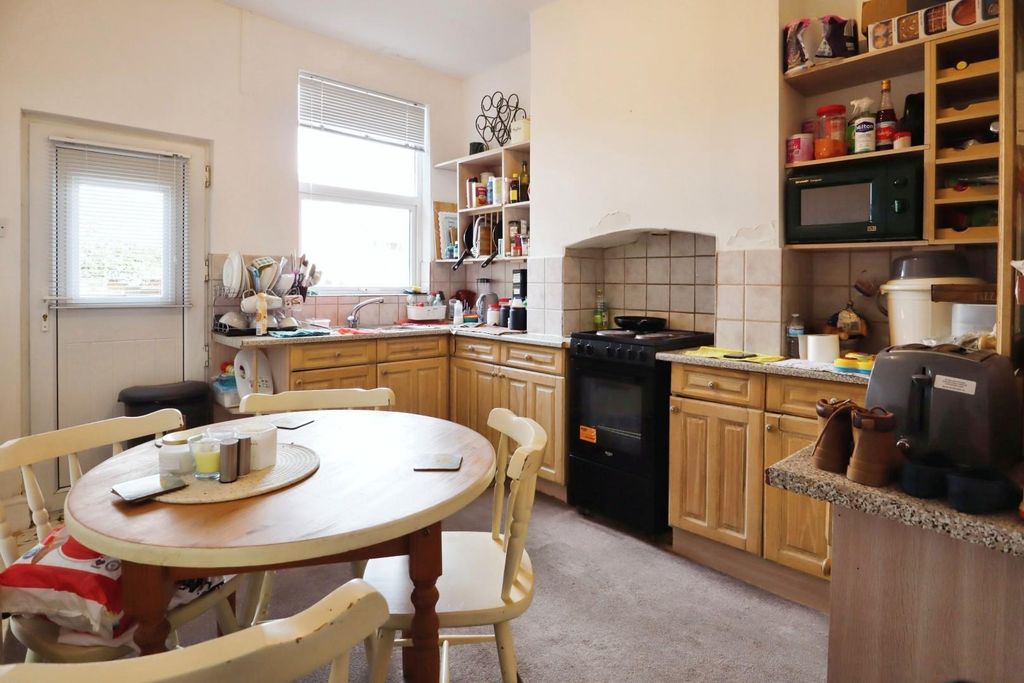 Property photo 3 of 6 Kitchen