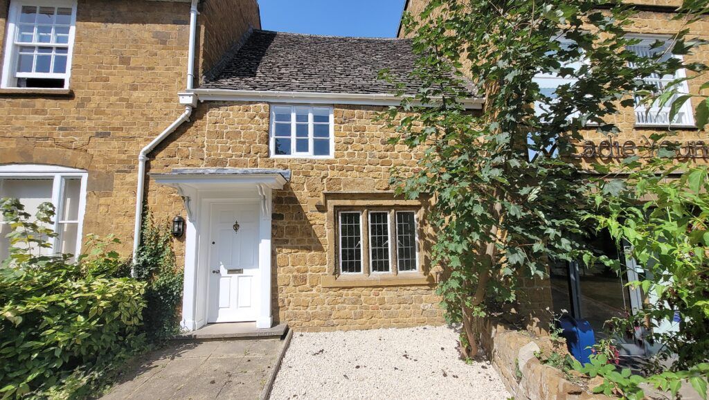 Property photo 1 of 5 835