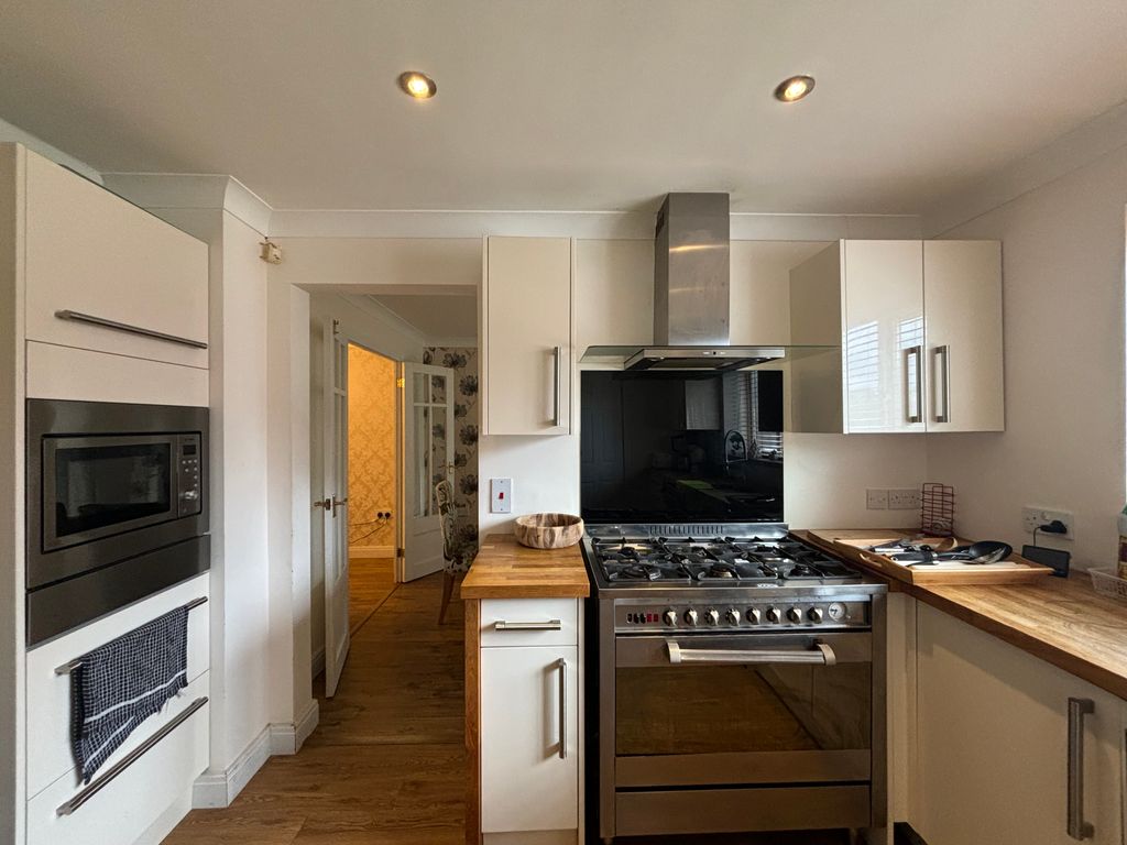 Property photo 2 of 8 Kitchen