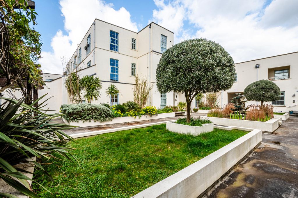 Property photo 1 of 11 Exterior