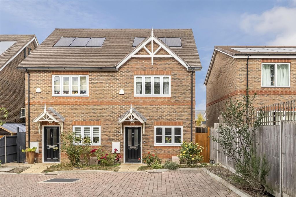 Property photo 1 of 23 15-Winchester-Mews-25.Jpg