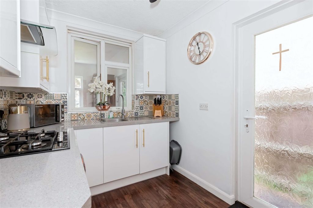 Property photo 2 of 17 Pavillion Rd_10.Jpg