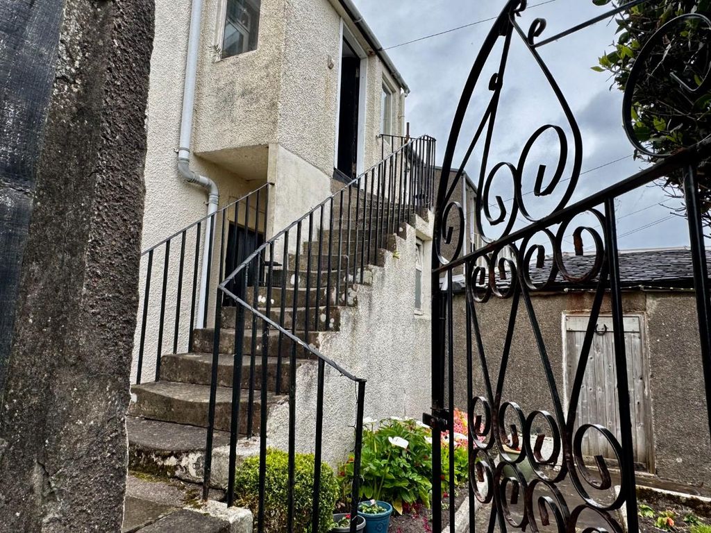 Property photo 2 of 27 Entrance