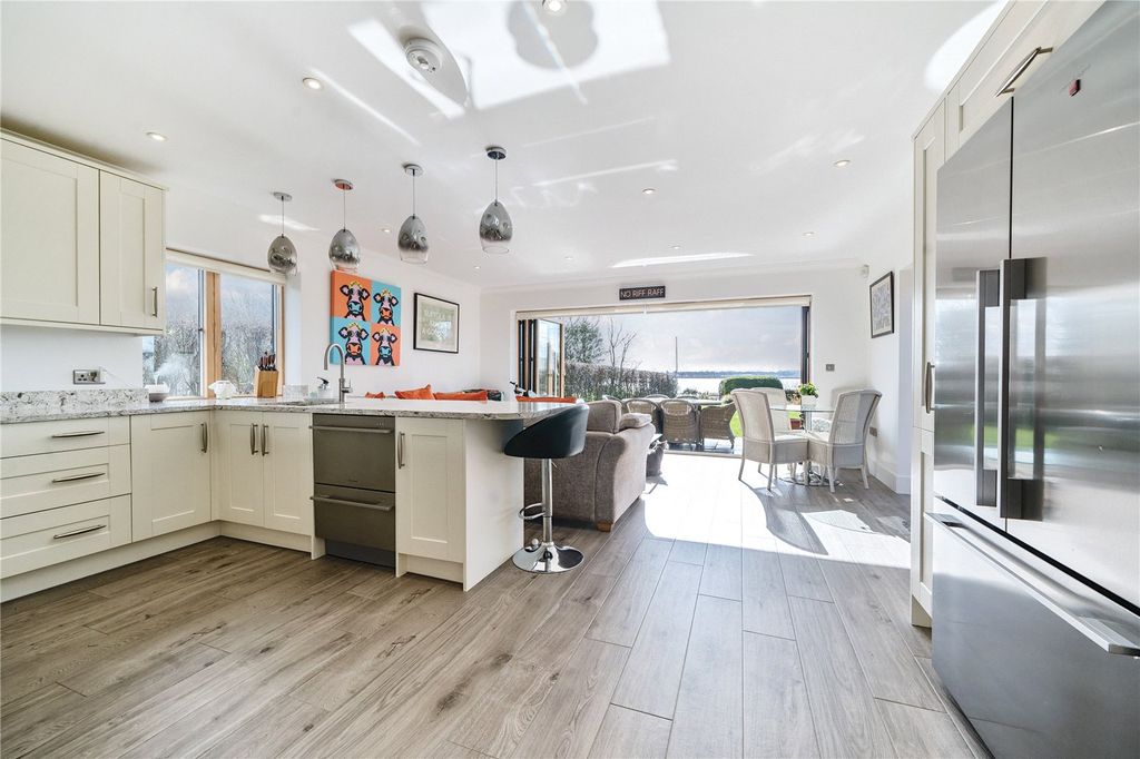 Property photo 3 of 17 Kitchen