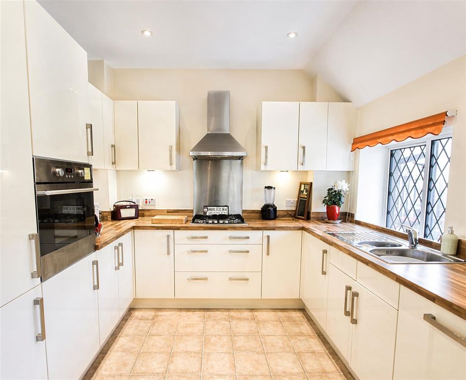 Property photo 3 of 11 Kit.Jpg