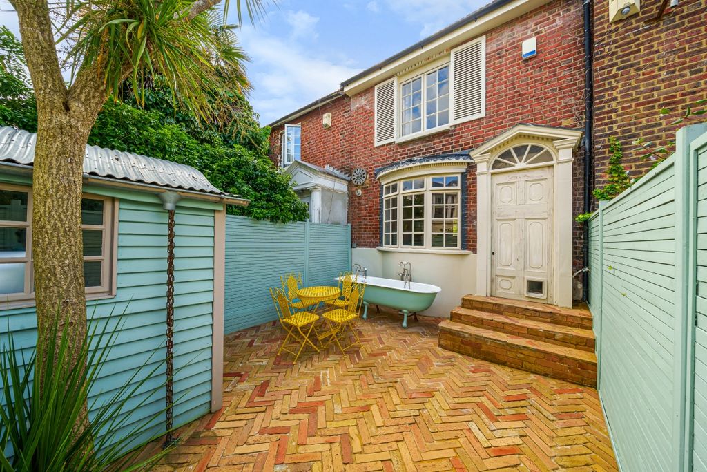 Property photo 1 of 18