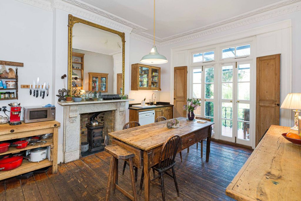 Property photo 3 of 32