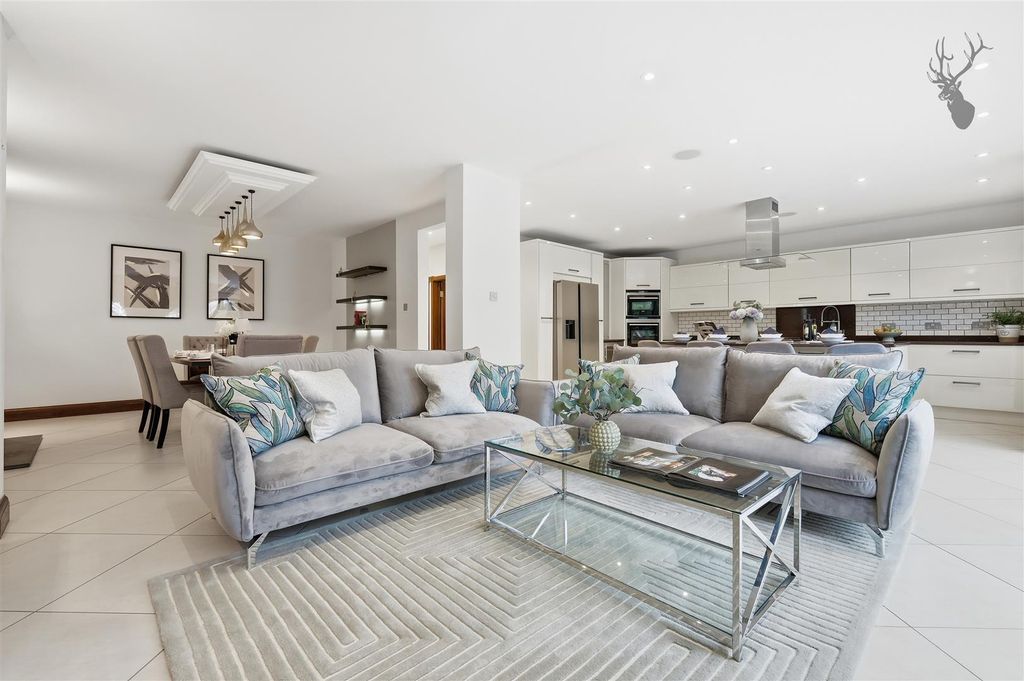 Property photo 2 of 35