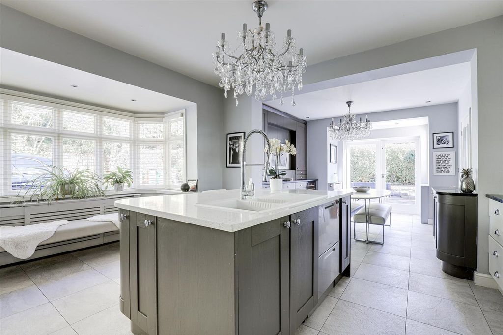 Property photo 2 of 40