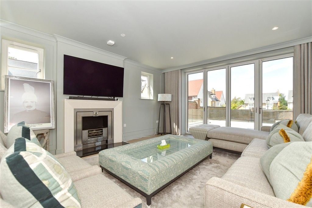 Property photo 3 of 18 Sitting Room