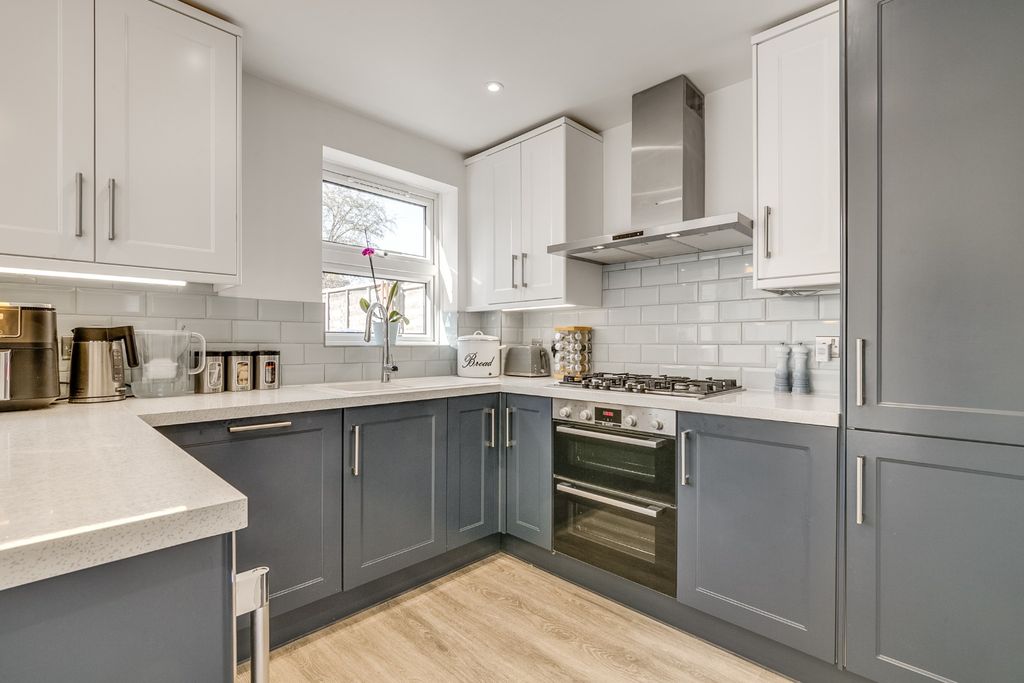 Property photo 2 of 22 4896404