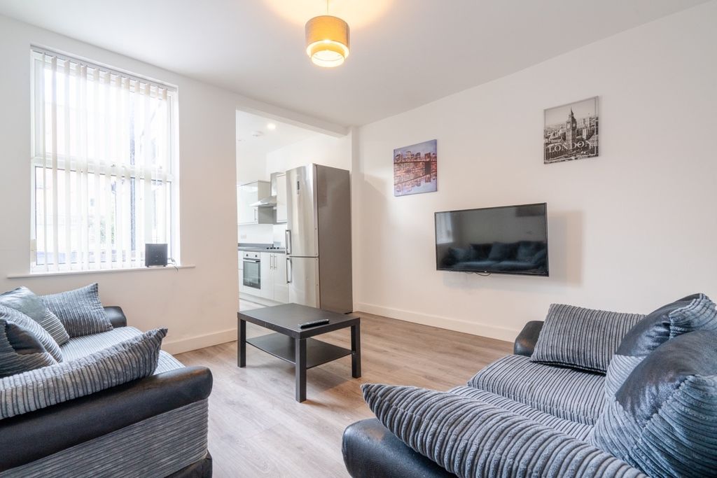 Property photo 2 of 6 Bright And Modern Living Room Featuring Comfortabl...