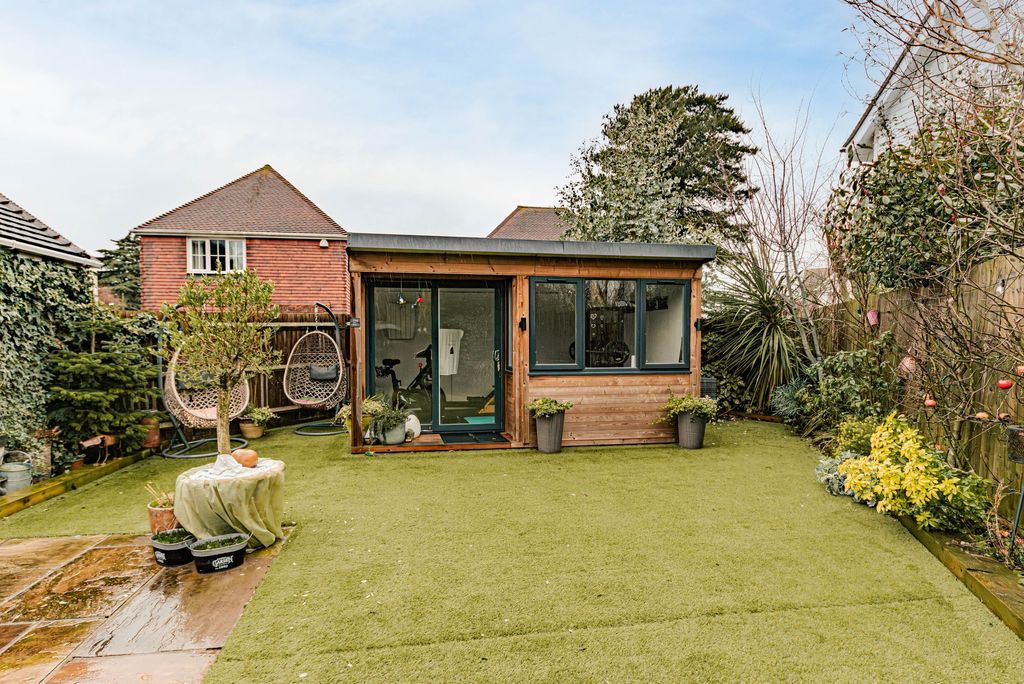 Property photo 3 of 27 Garden Room (1)