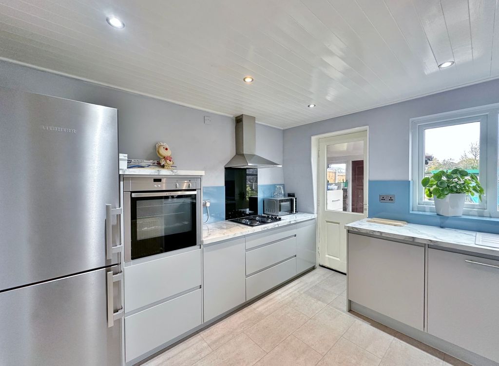 Property photo 3 of 28 Photo 12