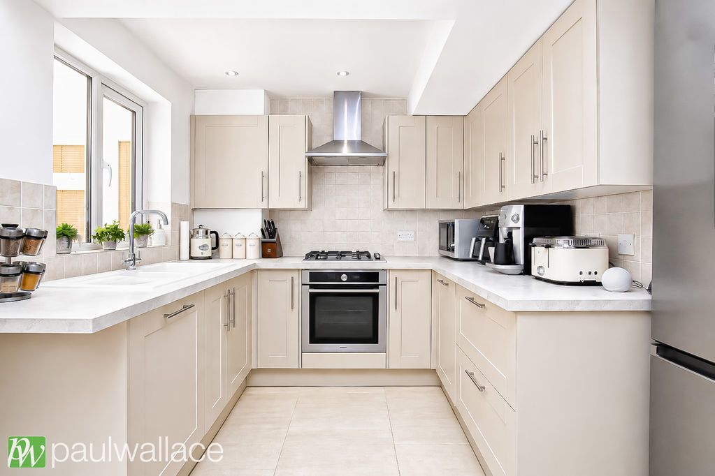Property photo 3 of 19 Kitchen