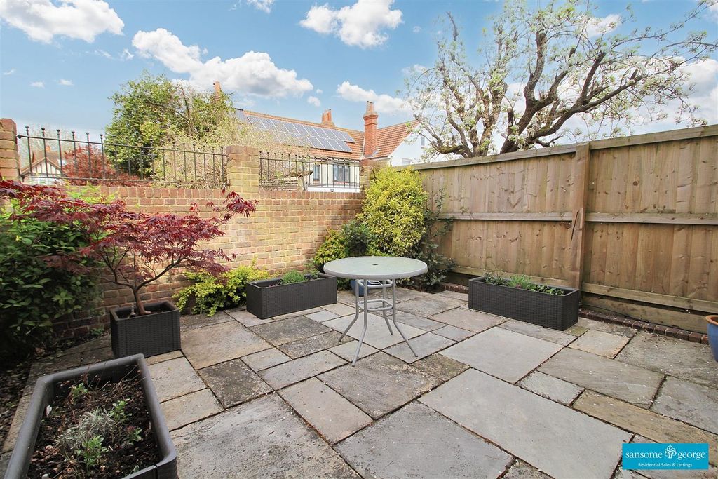 Property photo 3 of 22 Front Courtyard